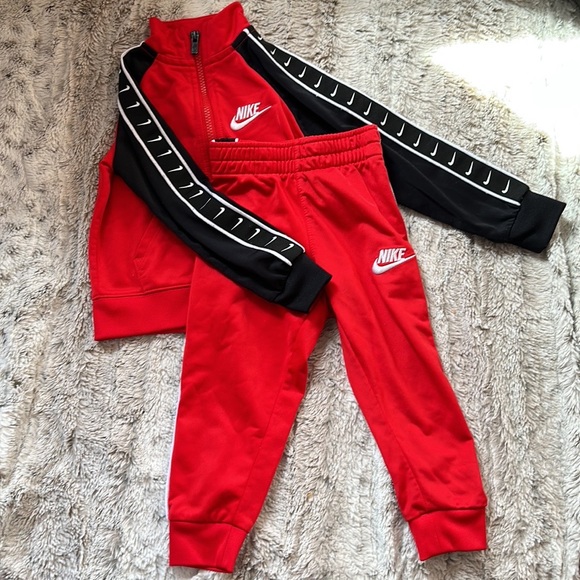 Nike sweat suit in red - Picture 1 of 5